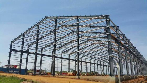 Moderne staalconstructies Gebouwen van gegalvaniseerd industrieel staal