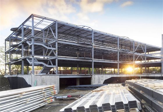Moderne staalconstructies Gebouwen van gegalvaniseerd industrieel staal