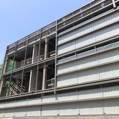 Aardbevingsbestendige staalconstructie