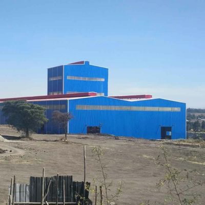 Werkplaats voor op maat gemaakte staalconstructies met PVC ramen en H-frame