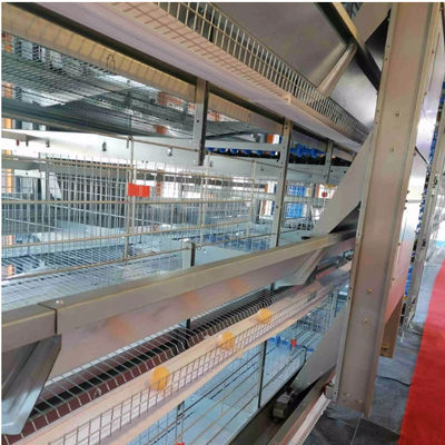 Stalen pluimveehuis met schuiframen en ventilatie