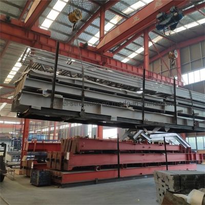 Moderne stabiele lange span staalconstructie Grote werkplaats voor industriële gebouwen met isolatie