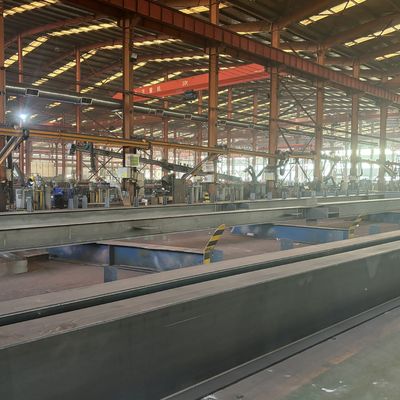 Prefabriekwerkplaats met stalen constructie en aluminium ramen
