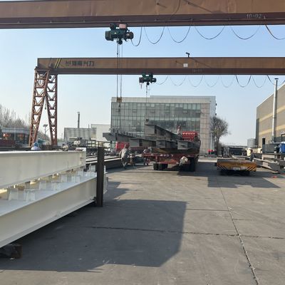 Moderne stabiele lange span staalconstructie Grote werkplaats voor industriële gebouwen met isolatie