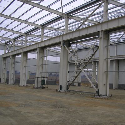 Stalen constructie werkplaatsgebouw met sandwichpaneel dak